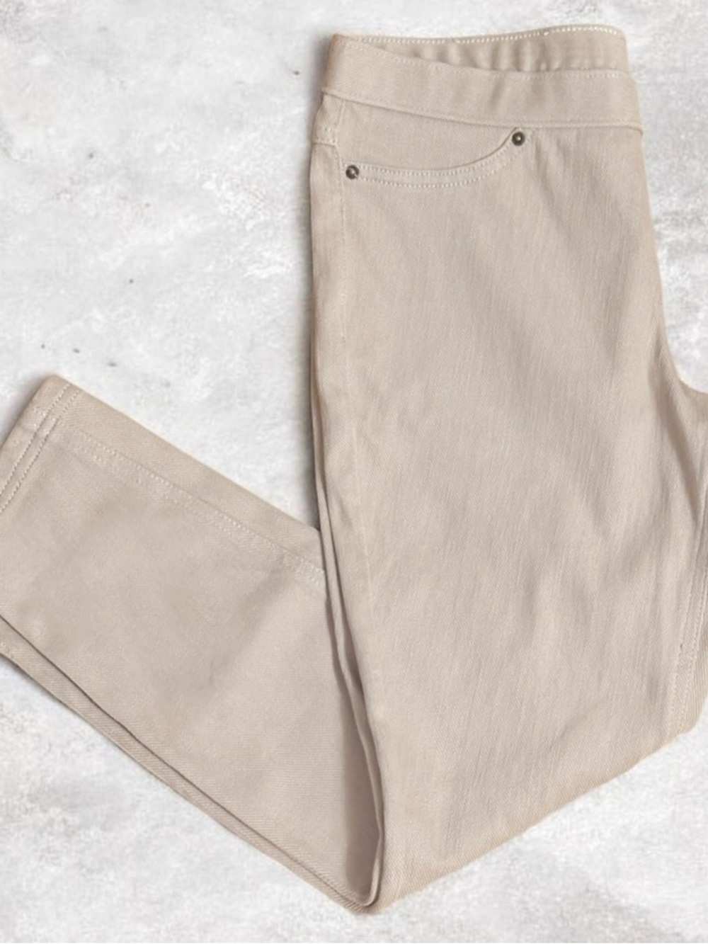 HUE Stretch Khaki Capri Jeggings